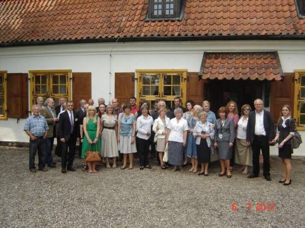 Uczestnicy Międzynarodowego Seminarium Naukowego Nuta wolności w pismach i działalności Józefa Wybickiego (1747-1822) przed Muzeum Hymnu Narodowego w Będominie.