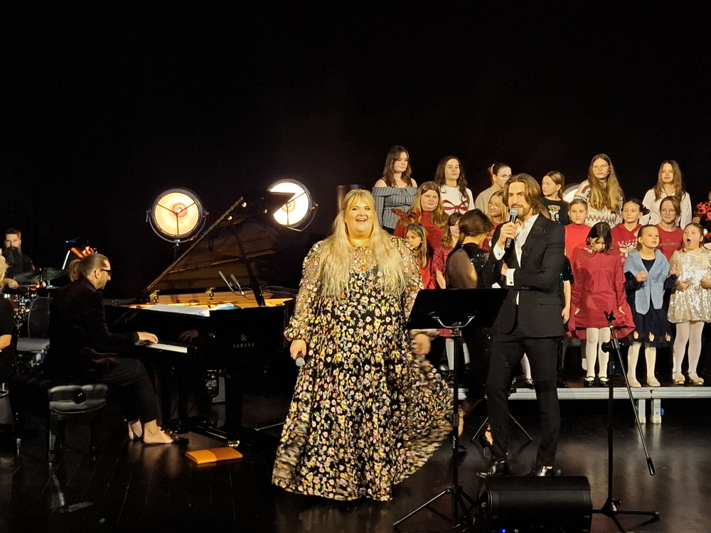 Koncert świąteczny z gwiazdami: Leszkiem Możdżerem, Martą Burdynowicz, Łukaszem Reksem i młodzieżą Sopockiego Teatru Baabus Musicalis na Filologicznym UG