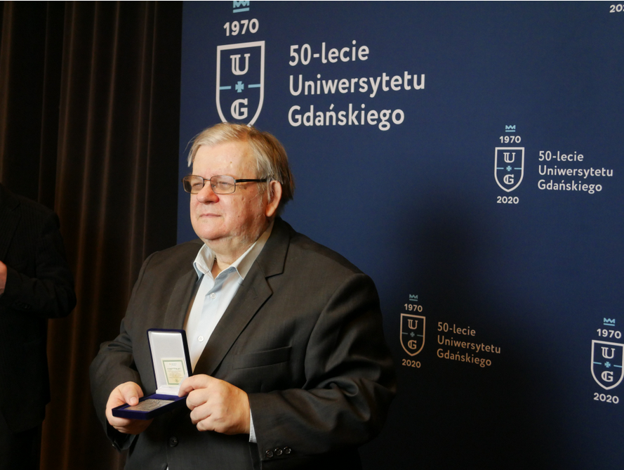 Prof. dr hab. Michał Mrozowicki z Medalem 50-lecia UG