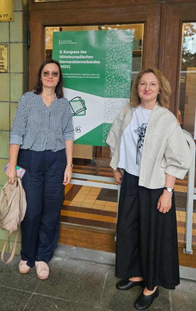dr Turska i prof Szymańska przy plakacie konferencji
