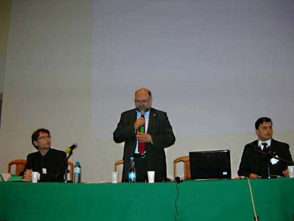 Od lewej: Jakub Kupracz, rorektor prof. Grzegorz Węgrzyn, mgr Marek Włodkowski