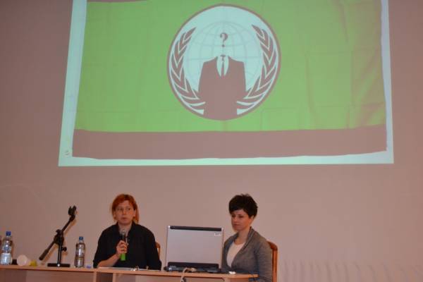 Alicja Rudnicka wygłosiła wykład o internetowych rewolucjonistach. Powyżej z logo ruchu Anonymous.