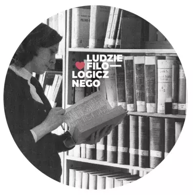 Logo Czarno-białe zdjęcie Studentka z książką w bibliotece