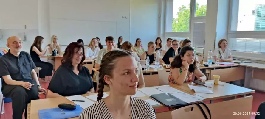 Uczestnicy w sali wykładowej
