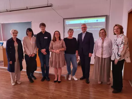  Od lewej/Von links: mgr Beata Rudy (Uniwersytet Śląski), dr Katarzyna Chlewicka (UMK Toruń), prof. Reto Rössler (Europa-Universität Flensburg), prof. Aneta Jachimowcz (UWM Olsztyn), dr Karolina Sidowska (Uniwersytet Łódzki), prof. Paweł Strózik (ANS Racibórz), dr Alina Kuzborska (UWM Olsztyn), prof. Eliza Szymańska (Uniwersytet Gdański).