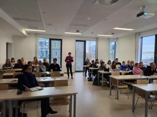 Prof. Radulescu ze studentami podczas wykładu