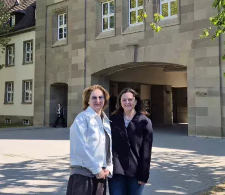 Prof. Eliza Szymańska z prof. Makarską przed budynkiem uniwersytetu