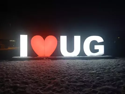 Napis I love UG na kampucie w Oliwie