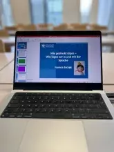 Laptop ze slajdem tytułowym