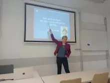 Prof. Szczęk wskazuje na tytuł wykładu