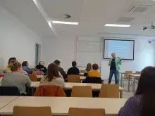Prof. Szczęk i studenci podczas wykładu