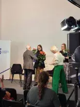 prof. Borzyszkowska-Szewczyk i dr Turska odbierają nagrodę