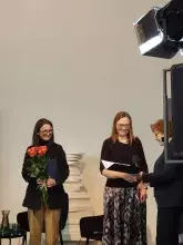 Prof. Borzyszkowska-Szewczyk i dr Turska odbierają nagrodę