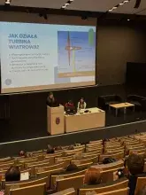 Dwujęzyczna konferencja "Energia Wiatrowa" studentów translatoryki Filologii angielskiej