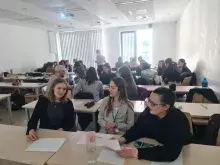 Grupa międzynarodowych studentów podczas spotkania