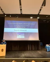 Scena z ekranem i wyświetlonym slajdem