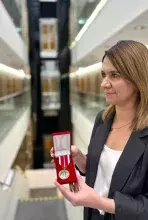 dr Dominika Janus z Medalem KEN