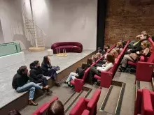 Aktorzy odpowiadający na pytania studentów