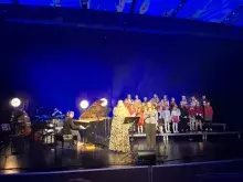 Koncert świąteczny z gwiazdami: Leszkiem Możdżerem, Martą Burdynowicz, Łukaszem Reksem i młodzieżą Sopockiego Teatru Baabus Musicalis na Filologicznym UG