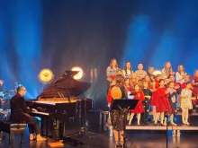 Koncert świąteczny z gwiazdami: Leszkiem Możdżerem, Martą Burdynowicz, Łukaszem Reksem i młodzieżą Sopockiego Teatru Baabus Musicalis na Filologicznym UG