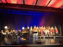 Koncert świąteczny z gwiazdami: Leszkiem Możdżerem, Martą Burdynowicz, Łukaszem Reksem i młodzieżą Sopockiego Teatru Baabus Musicalis na Filologicznym UG