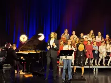 Koncert świąteczny z gwiazdami: Leszkiem Możdżerem, Martą Burdynowicz, Łukaszem Reksem i młodzieżą Sopockiego Teatru Baabus Musicalis na Filologicznym UG