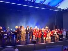 Koncert świąteczny z gwiazdami: Leszkiem Możdżerem, Martą Burdynowicz, Łukaszem Reksem i młodzieżą Sopockiego Teatru Baabus Musicalis na Filologicznym UG