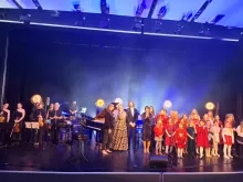 Koncert świąteczny z gwiazdami: Leszkiem Możdżerem, Martą Burdynowicz, Łukaszem Reksem i młodzieżą Sopockiego Teatru Baabus Musicalis na Filologicznym UG