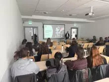 Wykład dr Sylwii Dobkowskiej z Uniwersytetu Ryukyu w Japonii o teatrze japońskim