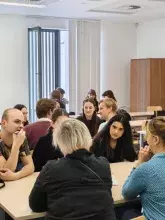 Studenci z Norwegii pracujący w grupach ze studentami z Polski