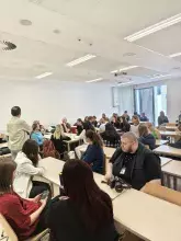 Studenci z Norwegii pracujący w grupach ze studentami z Polski