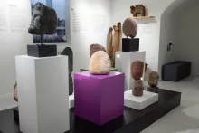 Odkrywanie ukrytego - wernisaż wystawy „Szczodrość form. Alfons Łosowski” w Muzeum UG