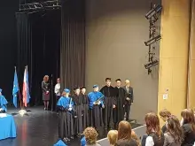 dr Jacek Gryczka z prof. dr hab. Andrzejem Kątnym i innymi wypromowanymi doktorami oraz ich promotorami na scenie