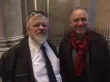 Mecenas, członek Prezydium RWVI Christian Ducor i prof. Michał Piotr Mrozowicki przed Katedrą Świętego Piotra w Genewie