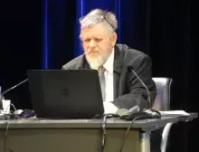 Prof. Michał Piotr Mrozowicki w trakcie wykładu z nieodłącznym laptopem i Power Pointem