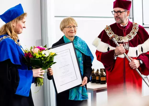 Nadanie Profesor Małgorzacie Książek-Czermińskiej tytułu Profesora Honorowego Uniwersytetu…