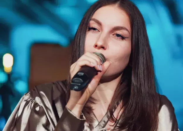 Marta Bielawska - studentka Logopedii, laureatką Nagrody Artystycznej dla Studentów i Doktorantów UG