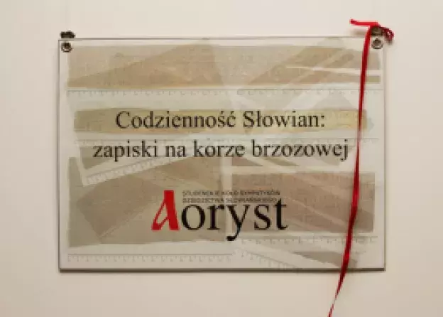 Wystawa Codzienność Słowian: zapiski na korze brzozowej w budynku Neofilologii