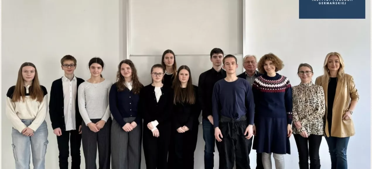 Uczestnicy Olimpiady wraz z Komisją