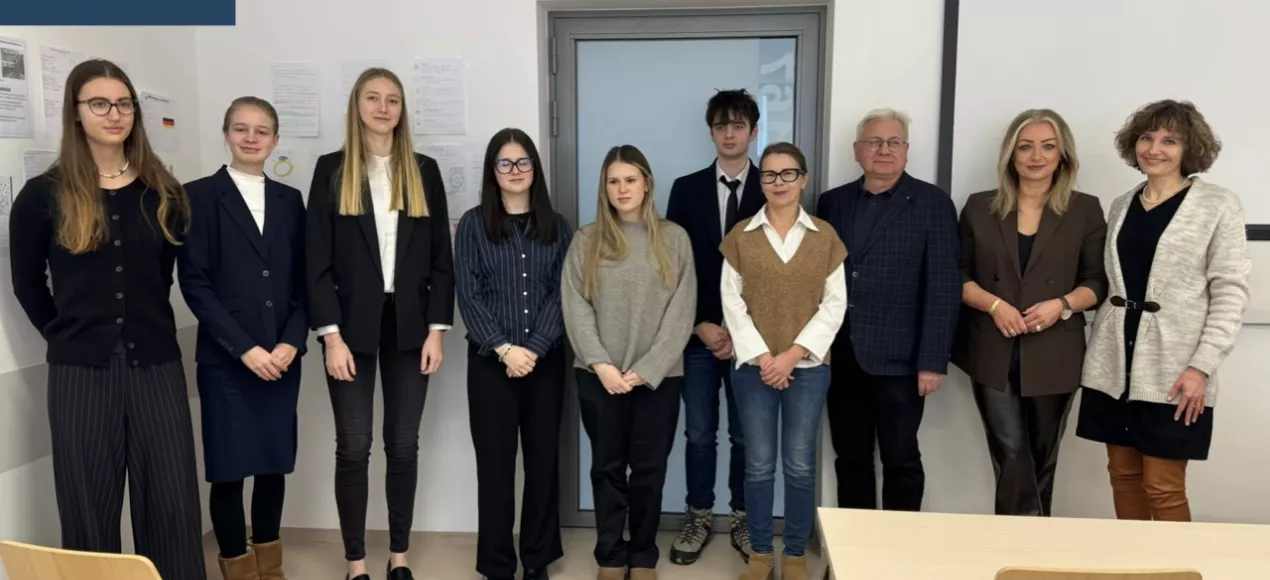 Uczestnicy wraz z komisją