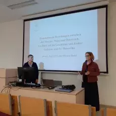 Prof. Röskau und Prof. Brandt als Moderatorin während des Vortrags