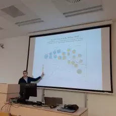 Prof. Röskau während des Vortrags zeigt etwas am Bildschirm