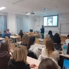 prof. Makarska mit Studenten im Vortrag