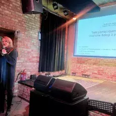 Prof. Szymańska podczas prelekcji