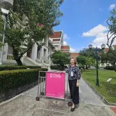 Prof. Szaymańska przed uniwersytetem W Bangkoku