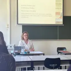 Prof. Szymańska podczas wystąpienia