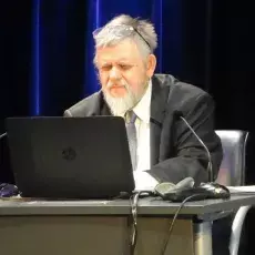 Prof. Michał Piotr Mrozowicki w trakcie wykładu z nieodłącznym laptopem i Power Pointem